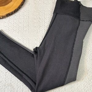 Women’s Offline by Aerie 7/8 leggings Black and Gray Size Large